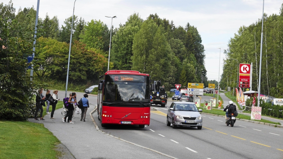 TRANGT OM PLASSEN: Det er mange som nå må velge å kjøre buss fremfor tog på grunn av togstreiken. Da blir det trangt, som for eksempel på 83-bussen til og fra Oppegård.