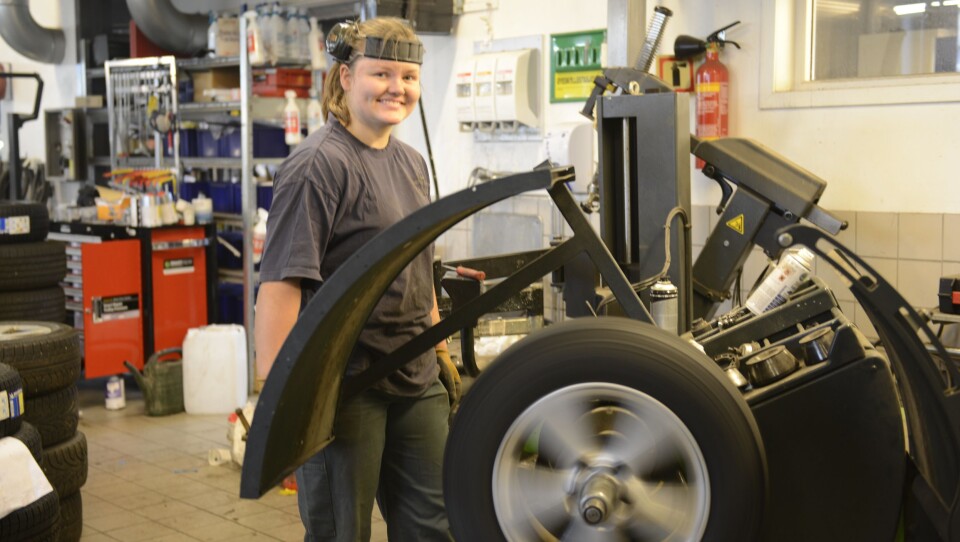 AVBALANSERT: Lærling Oda Simensen avbalanserer vinterhjulene før de settes på bilen. AVBALANSERT: Lærling Oda Simensen avbalanserer vinterhjulene før de settes på bilen.