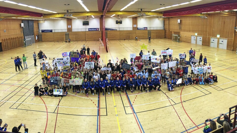 FOR EN GJENG: Skolecupen er et populært og elsket arrangement, og ikke minst en viktig rekrutteringsarena for Kolbotn Håndball. Her ser du fra et tidligere arrangert år. Sjekk så mange spillere! FOR EN GJENG: Skolecupen er et populært og elsket arrangement, og ikke minst en viktig rekrutteringsarena for Kolbotn Håndball. Her ser du fra et tidligere arrangert år. Sjekk så mange spillere!