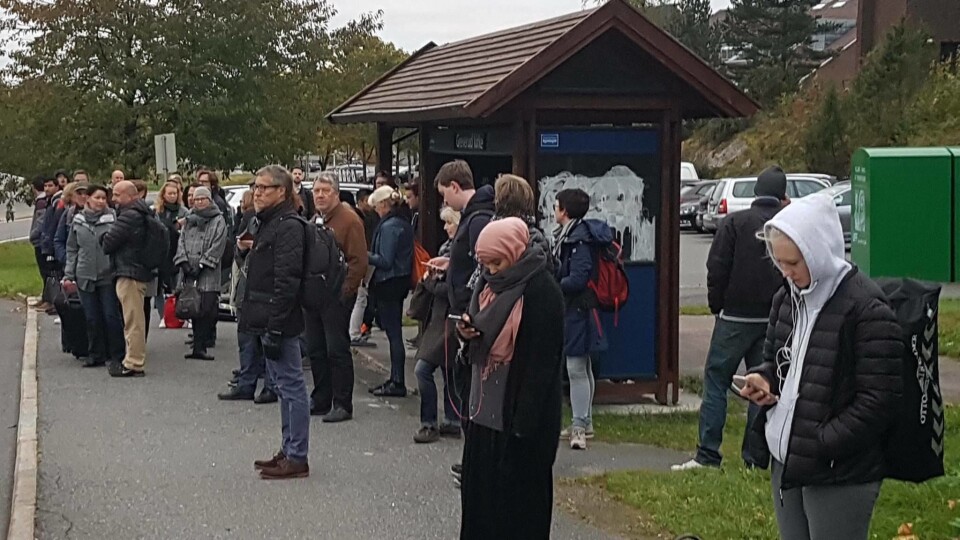 TETTPAKKET: Det er svært sjelden det er så mange ventende passasjerer på bussholdeplassen ved Greverud kirke som nå for tiden. Dessverre må du nok regne med at det blir slik fremover inntil konflikten er over. TETTPAKKET: Det er svært sjelden det er så mange ventende passasjerer på bussholdeplassen ved Greverud kirke som nå for tiden. Dessverre må du nok regne med at det blir slik fremover inntil konflikten er over.