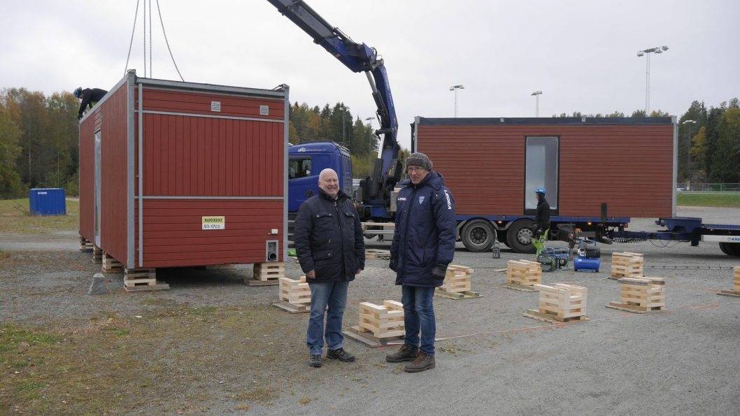 FORNØYDE: Harald Vaadal (t.v.) og Håkon Bekkestad i KIL var tilstede da brakkene ankom og ble lettet ned på fundamenetet. Nå skal det pusses opp før det står  klart til bruk om kort tid.