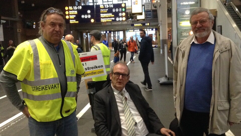 – STOPP STREIKEN: Rolf Ringdal, forbundsleder i Norsk lokomotivmannsforbund (f.v.) og Willy Frantzen og Tor Jørgen Dybvad, leder og nestleder i PIFØ, står på hver sin side i saken. – STOPP STREIKEN: Rolf Ringdal, forbundsleder i Norsk lokomotivmannsforbund (f.v.) og Willy Frantzen og Tor Jørgen Dybvad, leder og nestleder i PIFØ, står på hver sin side i saken.