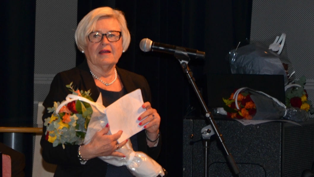ILDSJEL: Svanhild S. Kvernaas fikk blomster og ugle fra Seniorakademiets samarbeidspartnere, Hun har stått på utrettelig i alle år for å gi seniorer et aktivt tilbud, og Seniorakademiet har blitt enormt populært.