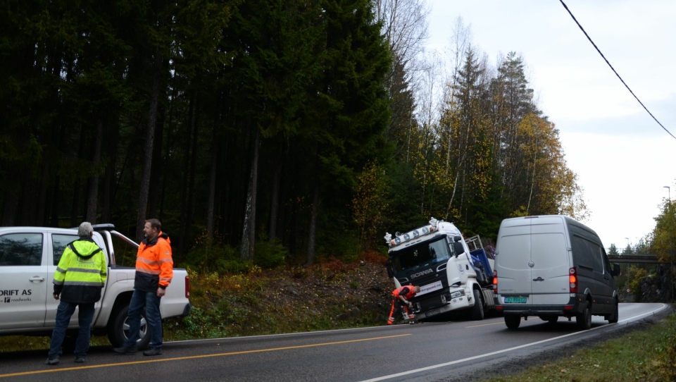 PRESSET AV VEIEN: En lastebil som ble presset ut av veien førte til at Taraldrudveien ble stengt i begge veier.