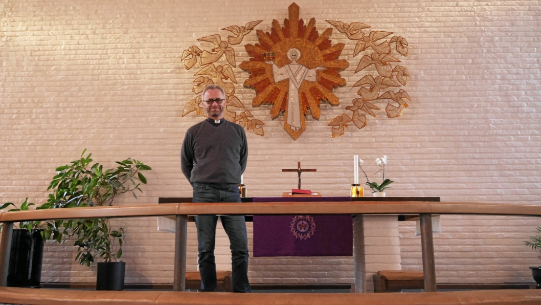INVITERER: Sogneprest Anders Johansen, her fotografert i Greverud kirke er en av prestene som er i aksjon på allehelgens-gudstjenestene.