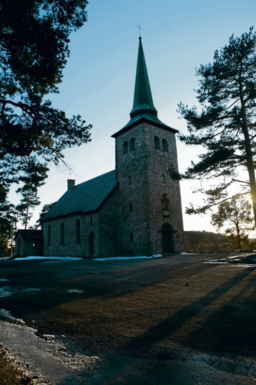 VAKKER KIRKE: Kolbotn kirke kneiser flott langs Skiveien. Dette er en av kirkene hvor du kan reise på allehelgensdag.