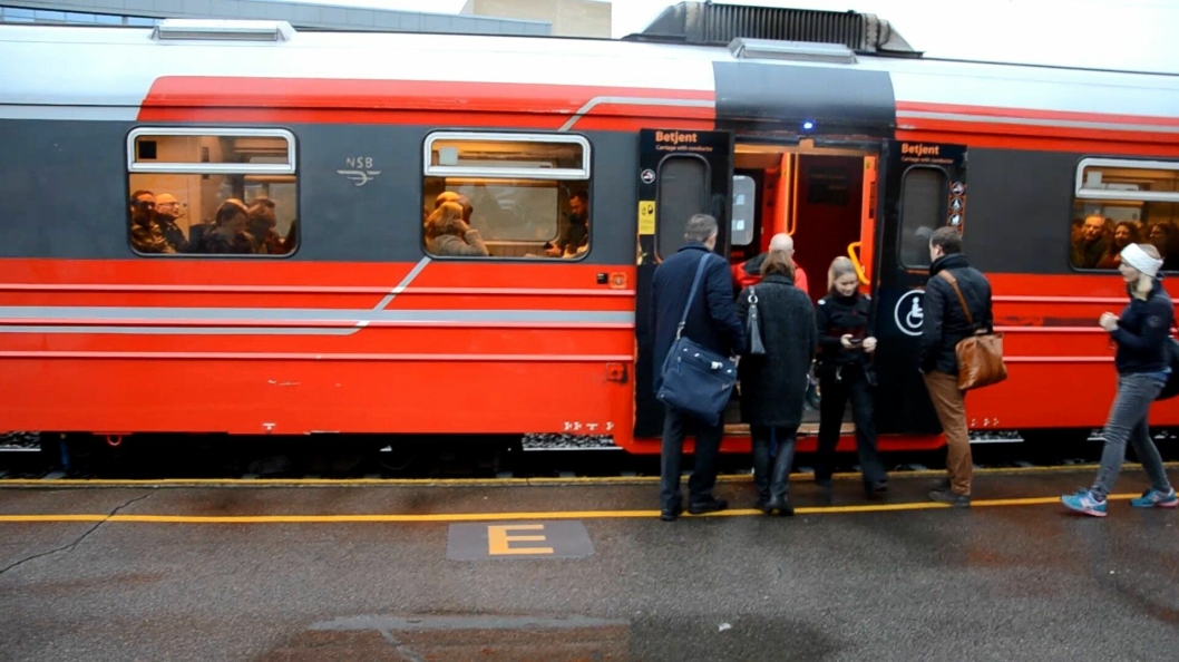 HER GÅR DE OMBORD: Pendlerne på Kolbotn stasjon kunne atter en gang gå ombord i lokaltoget til Oslo.