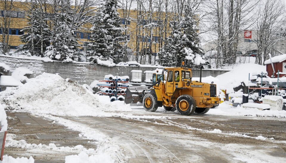 SNØFALL: Natt til onsdag falt det centimeter på centimeter med snø i gamle Oppegård. Brøytemannskapene har skuffet unna for fulle mugger. SNØFALL: Natt til onsdag falt det centimeter på centimeter med snø i gamle Oppegård. Brøytemannskapene har skuffet unna for fulle mugger.