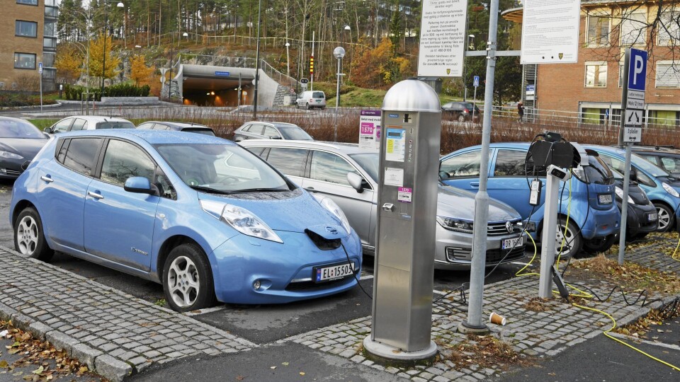 GRATIS I DAG: På kommunale parkeringsplasser kan du per i dag lade og parkere gratis. Dette er en særordning som kan forsvinne. GRATIS I DAG: På kommunale parkeringsplasser kan du per i dag lade og parkere gratis. Dette er en særordning som kan forsvinne.