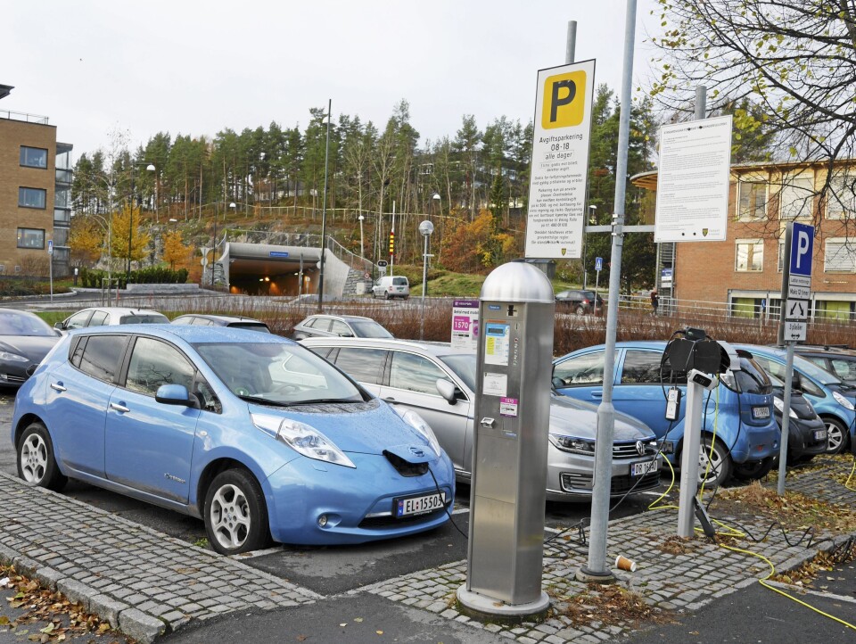 GRATIS I DAG: På kommunale parkeringsplasser kan du per i dag lade og parkere gratis. Dette er en særordning som kan forsvinne. GRATIS I DAG: På kommunale parkeringsplasser kan du per i dag lade og parkere gratis. Dette er en særordning som kan forsvinne.