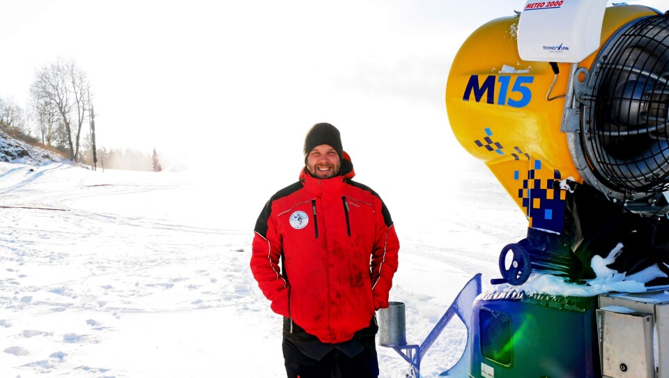 JOBBER KNALLHARDT FOR OSS: Terje Martinsen er løypebas i Skiforeningen. 24 mil med løyper skal passes på, og tonn på tonn med snø skal produseres. Nå går produksjonen på Østre Greverud for alle maskiner! JOBBER KNALLHARDT FOR OSS: Terje Martinsen er løypebas i Skiforeningen. 24 mil med løyper skal passes på, og tonn på tonn med snø skal produseres. Nå går produksjonen på Østre Greverud for alle maskiner!