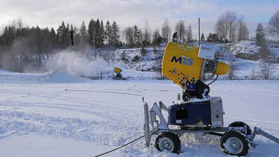 LAGER SNØ: Slik ser snøkanonene ut. Siden i fjor har anlegget på Østre Greverud blitt oppgradert. LAGER SNØ: Slik ser snøkanonene ut. Siden i fjor har anlegget på Østre Greverud blitt oppgradert.