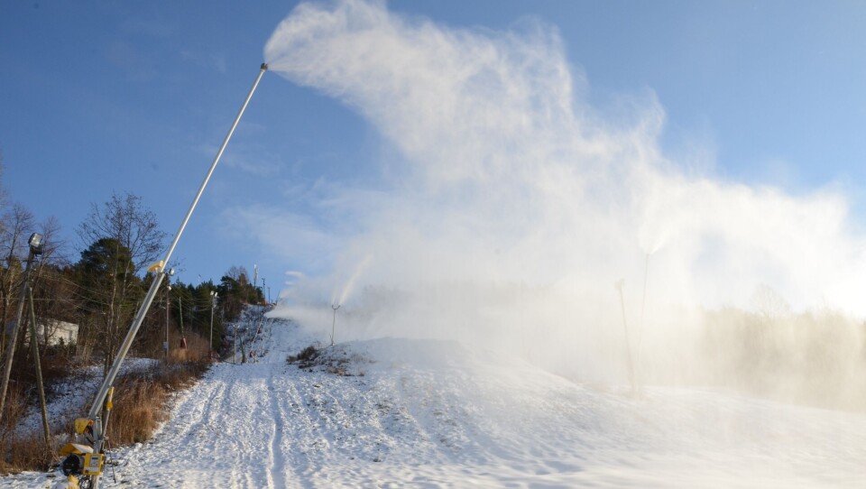 FULL FRES: Snøkanonene går for fullt i Ingierkollen Slalåmsenter. FULL FRES: Snøkanonene går for fullt i Ingierkollen Slalåmsenter.