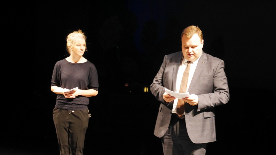 VAR TILSTEDE: Ida Lindrveit (Krf) og ordfører Thomas Sjøvold (H) holdt innlegg under informasjonsmøtet.