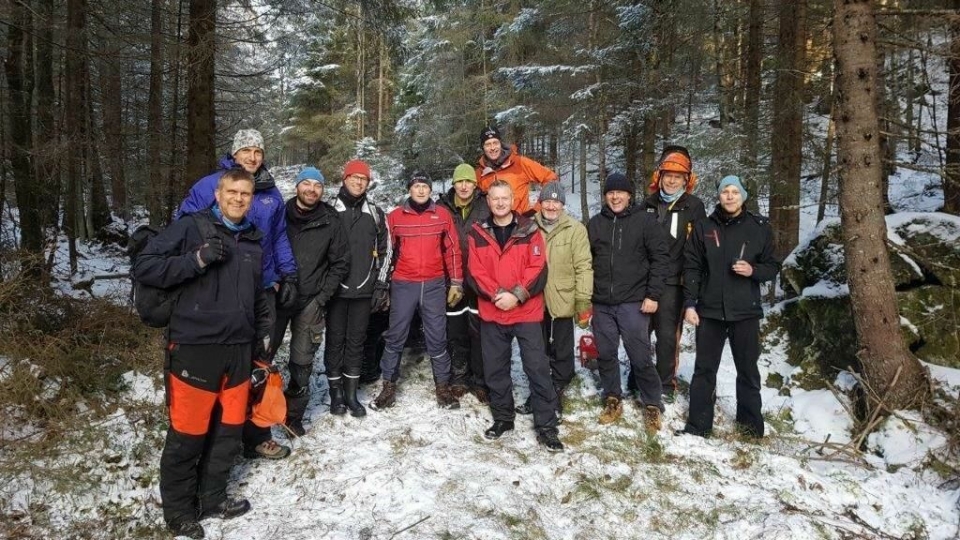 STO PÅ FOR OSS ALLE: 'Skiforeningen og de gode hjelperne'. Hele lørdagsgjengen samlet foran Skiforeningens beltegående ATW.
