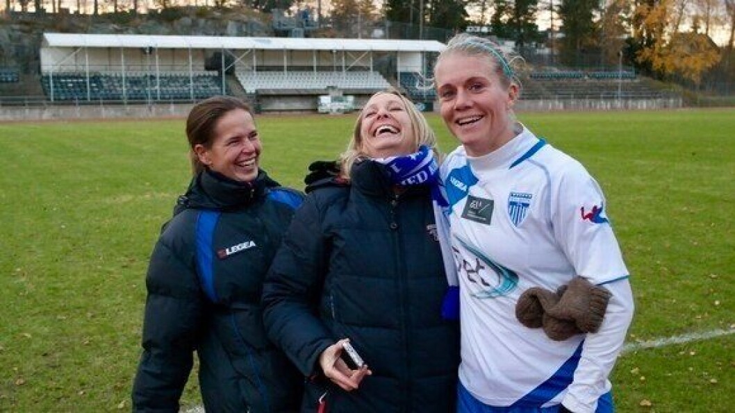 PÅ LAGET: Trener Cecilie Berg-Hansen (t.v.) er veldig godt fornøyd med å ha fått med seg både Fredrik Hagen Vold og Solveig Gulbrandsen (t.h.) i trenerteamet sitt for neste år. Tidligere sportslig leder Hege Jørgensen hjelper også til med å få på plass neste sesongs A-stall. PÅ LAGET: Trener Cecilie Berg-Hansen (t.v.) er veldig godt fornøyd med å ha fått med seg både Fredrik Hagen Vold og Solveig Gulbrandsen (t.h.) i trenerteamet sitt for neste år. Tidligere sportslig leder Hege Jørgensen hjelper også til med å få på plass neste sesongs A-stall.