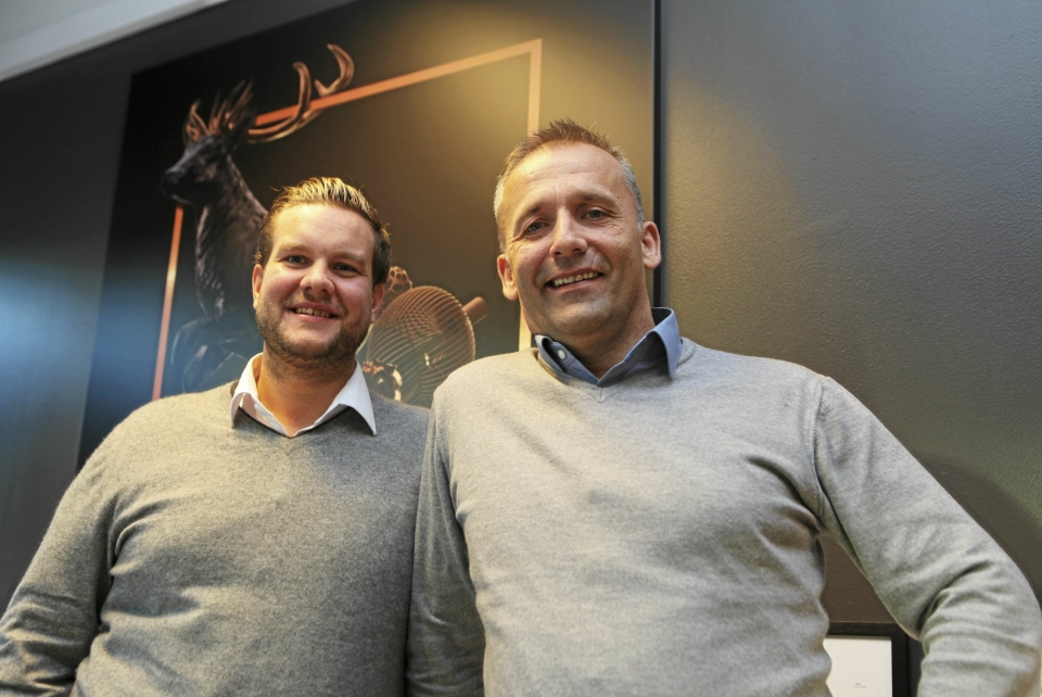 HOLDER VISNING: Fredrik Dammen (t. v.) og Stig Reklev i Privatmegleren har fått oppdraget med å selge de historiske eiendommene.