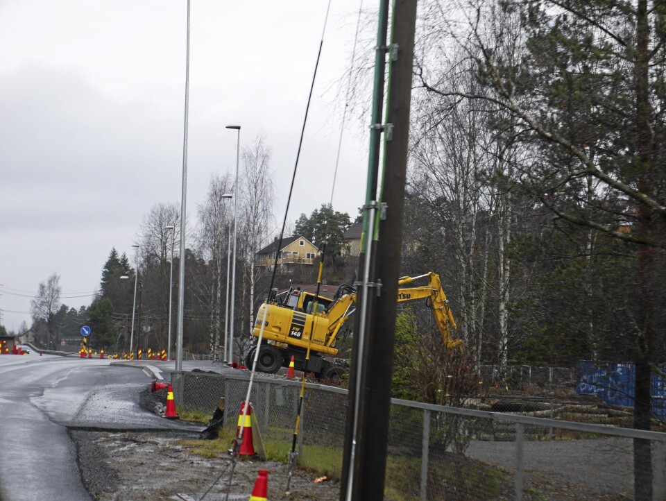 NY HOLDEPLASS: Det bygges for tiden en ny bussholdeplass midt mellom Myrvoll stasjon og endestasjonen på Greverud kirke. NY HOLDEPLASS: Det bygges for tiden en ny bussholdeplass midt mellom Myrvoll stasjon og endestasjonen på Greverud kirke.