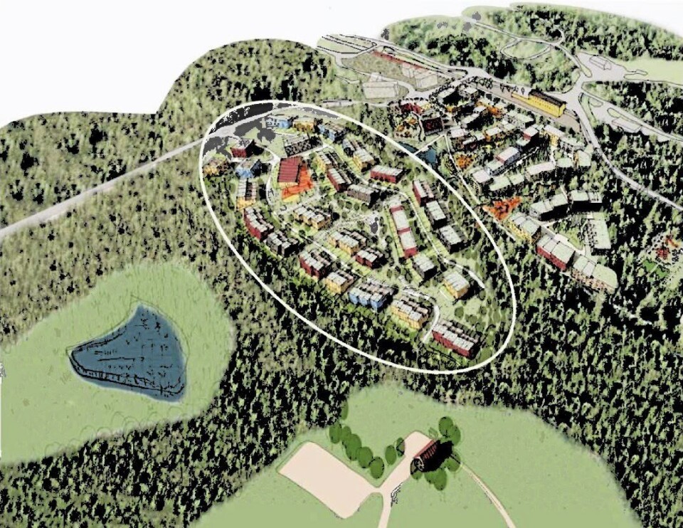 HER SKAL DET BYGGES: Fugleperspektiv fra området på Skogsåsen (i ring) sett fra nordøst. Du kan også se Trelasttomta til høyre, samt Øvre Ekornrud gård og Lille Kolbotnvann i front. Trelasttomta, Skiveien og Myrvoll stasjon ligger i bakgrunn. HER SKAL DET BYGGES: Fugleperspektiv fra området på Skogsåsen (i ring) sett fra nordøst. Du kan også se Trelasttomta til høyre, samt Øvre Ekornrud gård og Lille Kolbotnvann i front. Trelasttomta, Skiveien og Myrvoll stasjon ligger i bakgrunn.