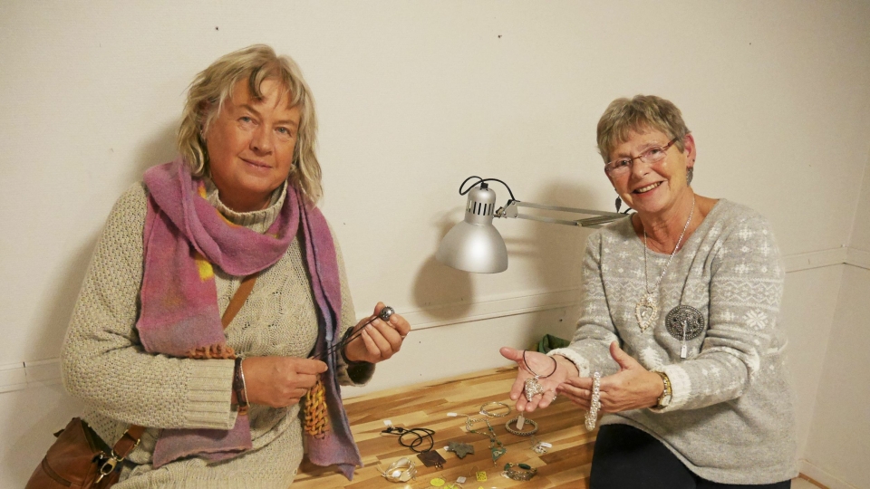 SØLVJENTER: Daglig leder Anne Marit Melum og smykkedesigner Aida Klavness er klare for å gjøre Oppegård-folket flotte.