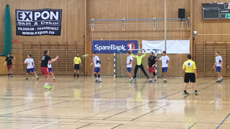 STERK MOTSTAND: 'Trønderbataljonen' Vikhammer overkjørte Kolbotn hjemme i Sofiemyrhallen. STERK MOTSTAND: 'Trønderbataljonen' Vikhammer overkjørte Kolbotn hjemme i Sofiemyrhallen.