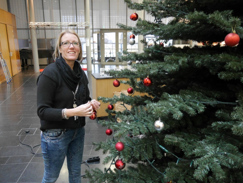 PYNTER TIL JUL: Britt Gustavsen i Kolben er her i gang med å pynte det flotte juletreet i Kolben.