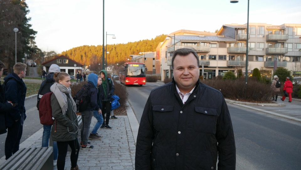 ENGASJERER SEG I BUSS-SAKEN: Ordfører Thomas Sjøvold er klar på at det burde vært et bedre busstilbud sør i kommunen.