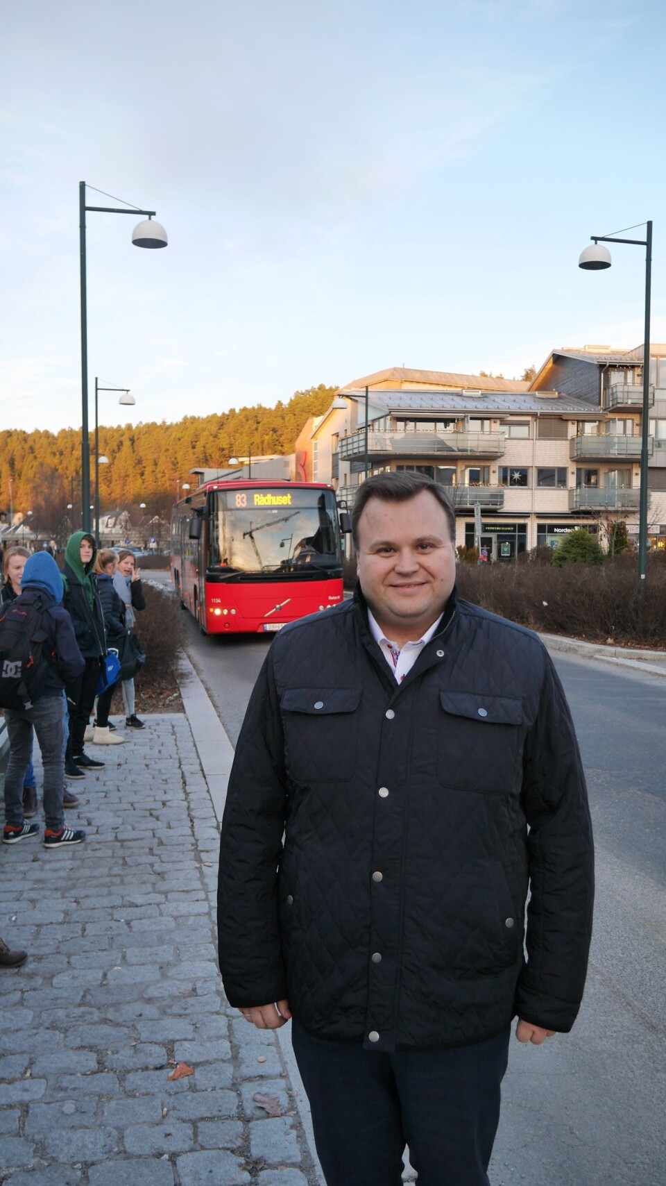 PÅ HOLDEPLASSEN: Ordfører Thomas Sjøvold mener også at takstsonene må endres lokalt i Oppegård. PÅ HOLDEPLASSEN: Ordfører Thomas Sjøvold mener også at takstsonene må endres lokalt i Oppegård.