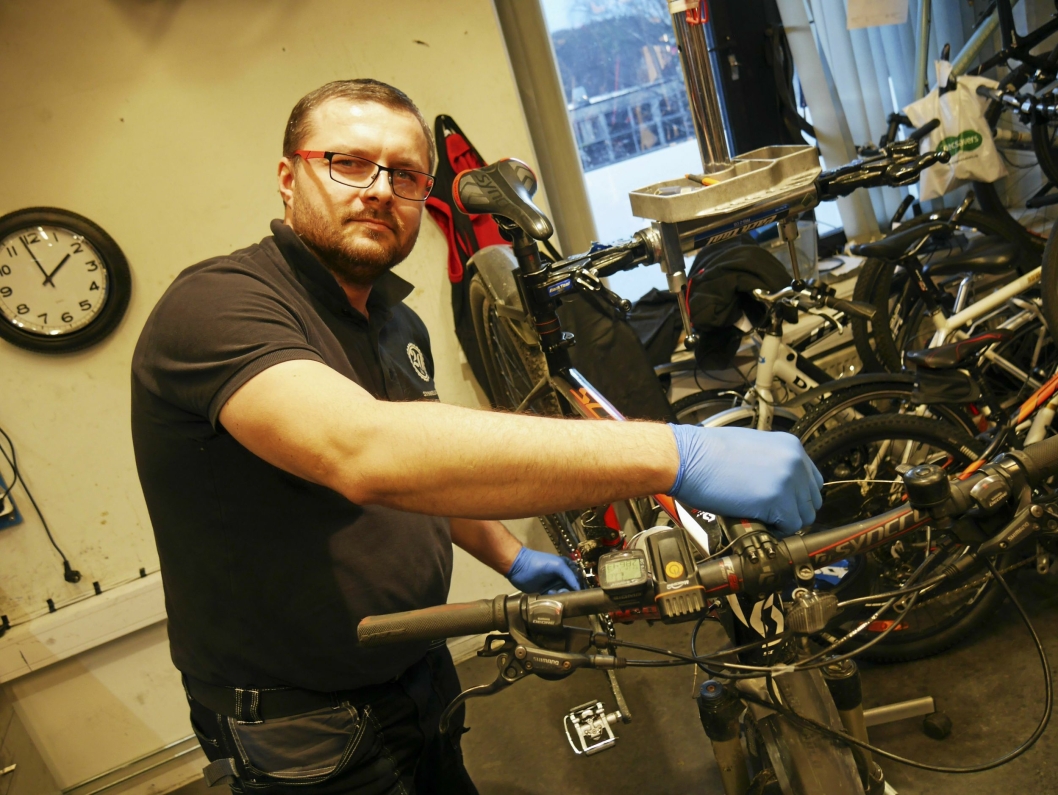 I OVER ETT ÅR: Jan Holoda har i over ett år vært fast ansatt som mekaniker i Sykkelboden.