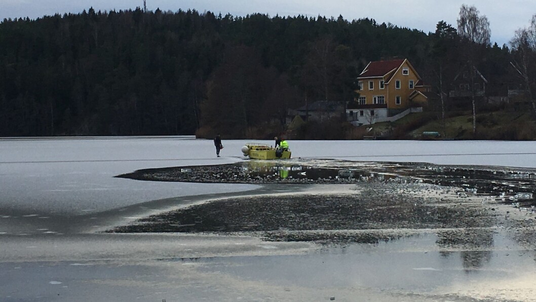 HAR KJØRT SEG FAST: Flere personer har blitt observert i en båt ved Storebukta. HAR KJØRT SEG FAST: Flere personer har blitt observert i en båt ved Storebukta.