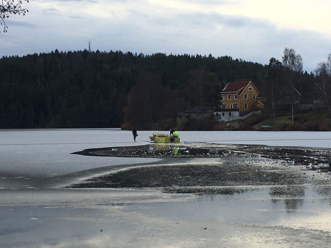 HAR KJØRT SEG FAST: Flere personer har blitt observert i en båt ved Storebukta. HAR KJØRT SEG FAST: Flere personer har blitt observert i en båt ved Storebukta.