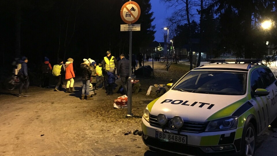 REFLEKTERTE BARN: Barna er flinkere enn de voksne til å bruke refleks, forteller politiet som var ute med reflekser og pepperkaker i morgentimene. REFLEKTERTE BARN: Barna er flinkere enn de voksne til å bruke refleks, forteller politiet som var ute med reflekser og pepperkaker i morgentimene.