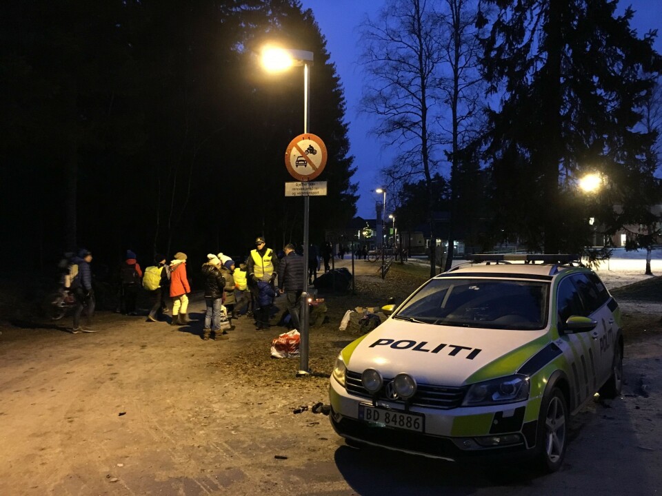 PEPPERKAKEPOLITI: Politiet delte ut reflekser og pepperkaker på Tårnåsen skole. PEPPERKAKEPOLITI: Politiet delte ut reflekser og pepperkaker på Tårnåsen skole.