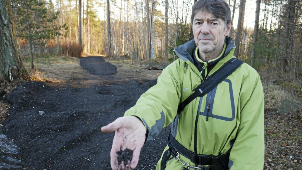– BRUK HELLER BARK ELLER SAGFLIS: – Her burde kommunen bruke naturmaterialer som bark og sagflis istedenfor de oljete asfaltmassene, sier Tore Bratlien. – BRUK HELLER BARK ELLER SAGFLIS: – Her burde kommunen bruke naturmaterialer som bark og sagflis istedenfor de oljete asfaltmassene, sier Tore Bratlien.