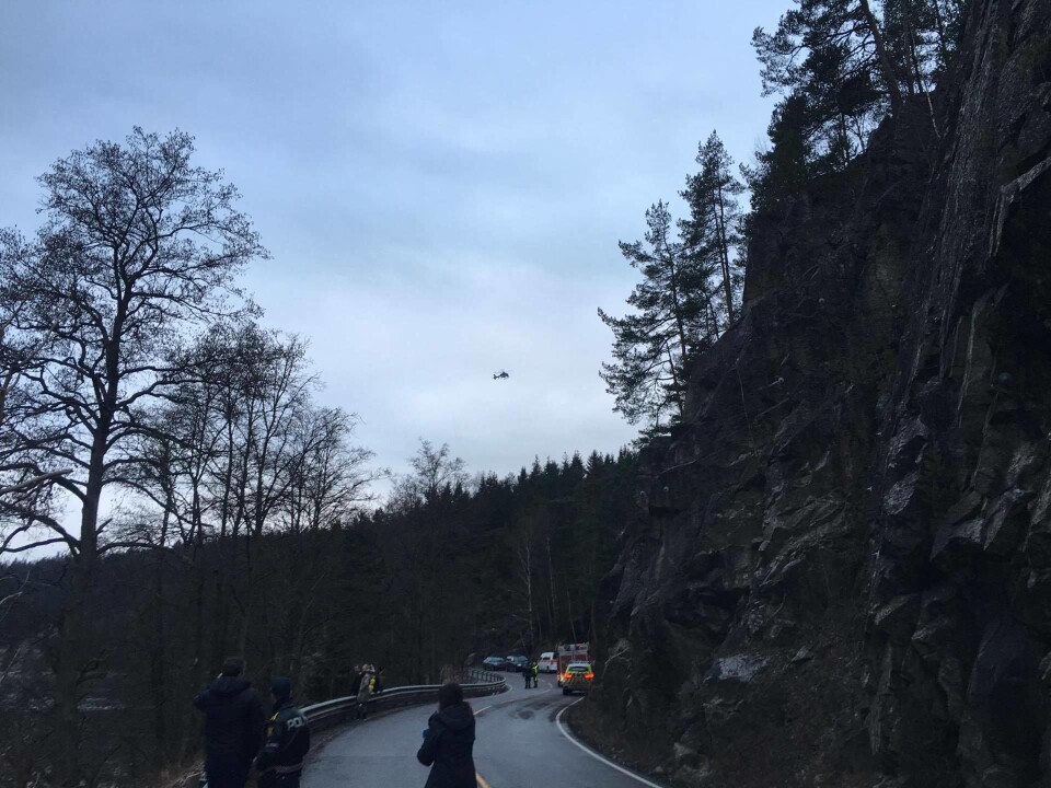 SØKER ETTER EN MANN I 20-ÅRENE: Leteaksjonen har foregått hele natten og fortsetter videre. Gamle Mossevei er fortsatt sperret for trafikk ved ulykkesstedet. Foto: Anders Nordheim Dahl