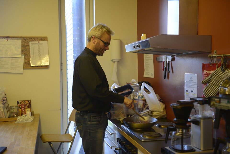 HIMMELSK TACO: Sokneprest Anders Johansen, er oftere på kjøkkenet for å steke kjøttdeig enn han i kirkerommet og tenner lys. . HIMMELSK TACO: Sokneprest Anders Johansen, er oftere på kjøkkenet for å steke kjøttdeig enn han i kirkerommet og tenner lys. .