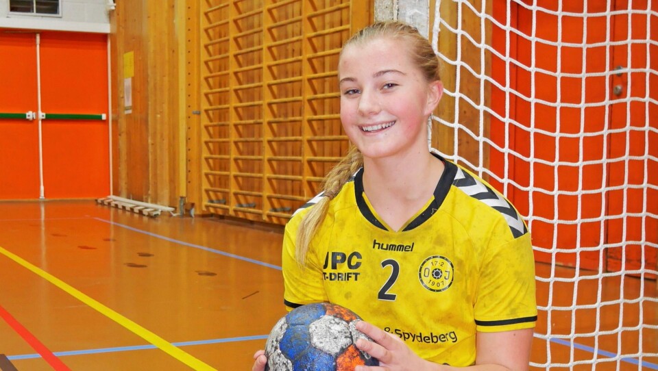 PÅ HJEMMEBANE: Julie Hattestad lever for håndballen, og tilbringer mye tid i Greverudhallen hvor laget hennes trener hver uke.