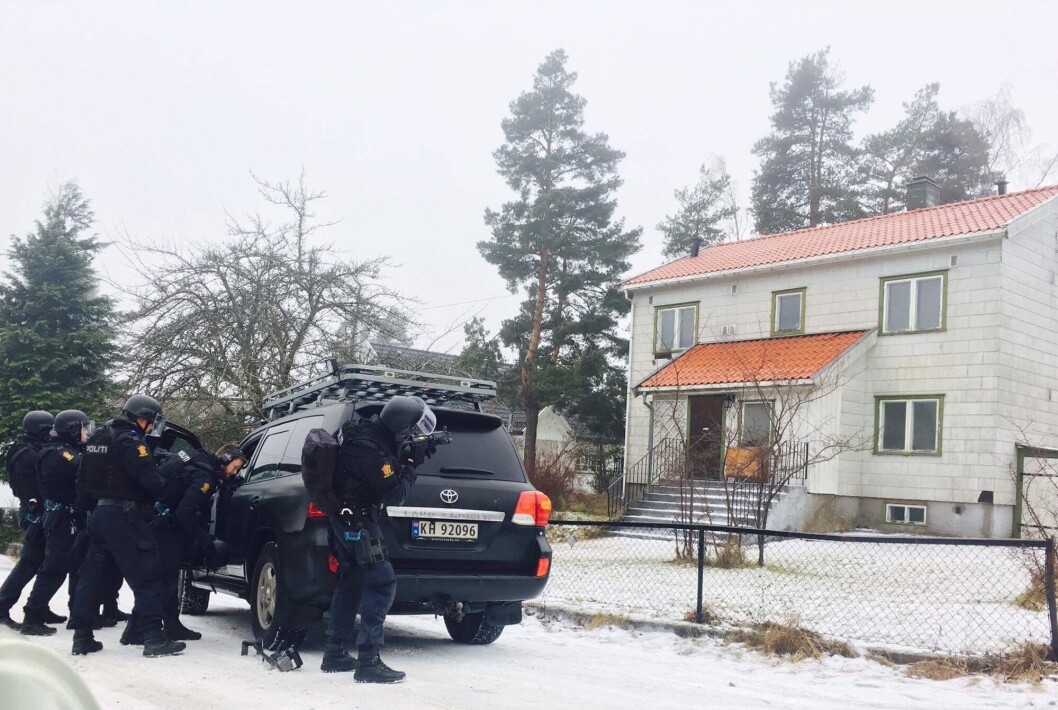 VAKTE OPPSIKT: Mange lurte fælt på hva som skjedde foran dette bolighuset i Hermods vei på Tårnåsen i går. Her får du svaret. VAKTE OPPSIKT: Mange lurte fælt på hva som skjedde foran dette bolighuset i Hermods vei på Tårnåsen i går. Her får du svaret.