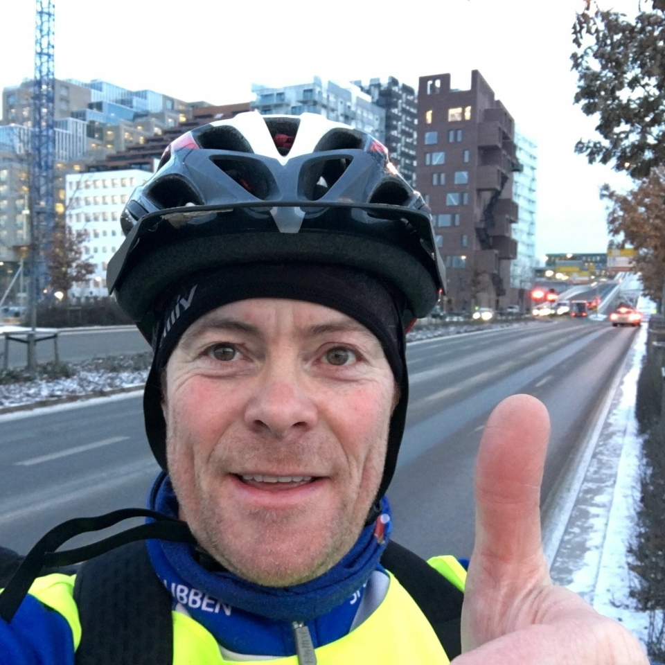 SYKLER HVER DAG: Jens Nordahl sykler hver dag til og fra byen hele året. Her er han fotografert i morgenrushet i dag ved barcode-byggene i Oslo etter det han mener var en langt bedre sykletur enn vanlig.