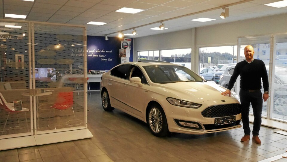 TROR PÅ DIESEL OGSÅ I 2017: MarkedssjefTrond Wigernes hos Follo Autoco mener det er forbrukernes behov som avgjør drivstoffvalget. Her er han fotografert foran årets diesel-storselger, Ford Mondeo. TROR PÅ DIESEL OGSÅ I 2017: MarkedssjefTrond Wigernes hos Follo Autoco mener det er forbrukernes behov som avgjør drivstoffvalget. Her er han fotografert foran årets diesel-storselger, Ford Mondeo.