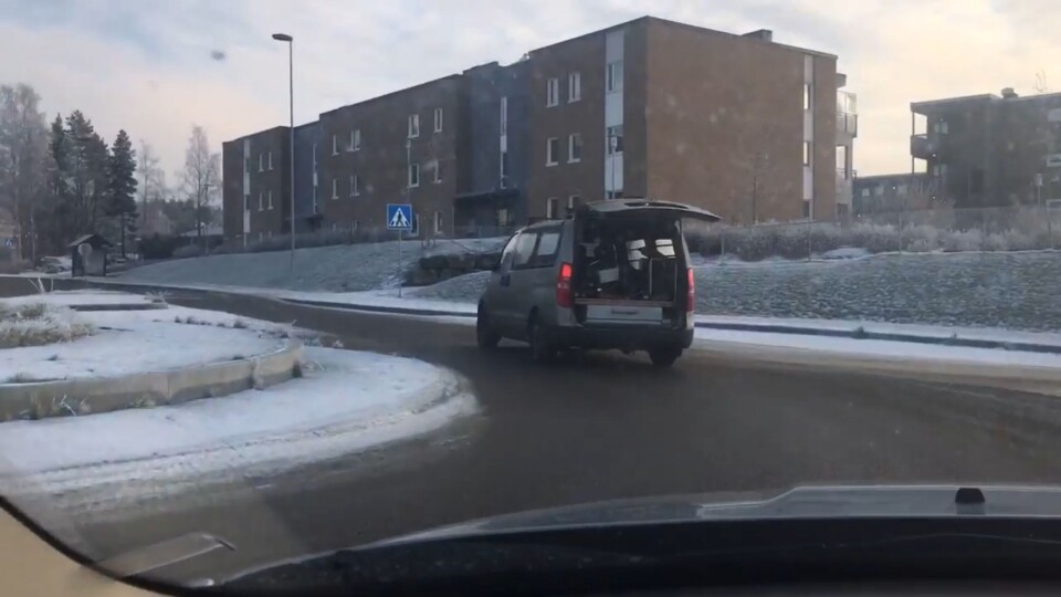 ISJ, DA: Sjåføren av denne bilen hadde glemt å lukke bakluken. ISJ, DA: Sjåføren av denne bilen hadde glemt å lukke bakluken.