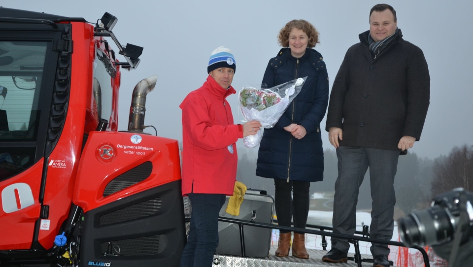 FORNØYD: Skiforeningens generalsekretær Erik Eide fikk blomster av Skis ordfører Tuva Moflag og Oppegårds ordfører Thomas Sjøvold