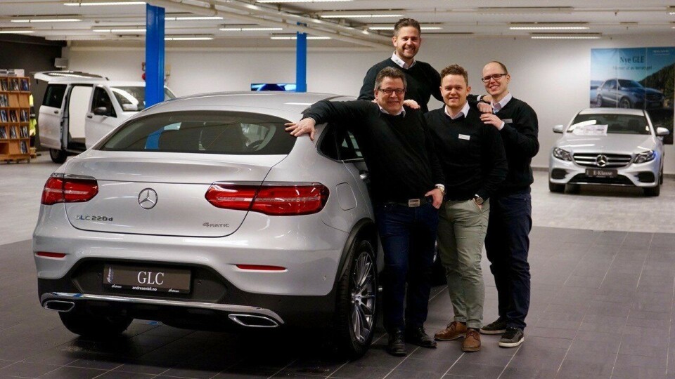 STORFORNØYDE: Mercedes hadde et godt år i fjor, konstanteres det fra Andresen Bils representanter. Fra venstre: Knut Storm Olsen, Einar Brendengen, Tor-Eivind Mongstad og Thomas Storm Olsen. Sebastian Andresen var i kke tilstede. Alle er selgere av Mercedes-Benz i Ski. STORFORNØYDE: Mercedes hadde et godt år i fjor, konstanteres det fra Andresen Bils representanter. Fra venstre: Knut Storm Olsen, Einar Brendengen, Tor-Eivind Mongstad og Thomas Storm Olsen. Sebastian Andresen var i kke tilstede. Alle er selgere av Mercedes-Benz i Ski.