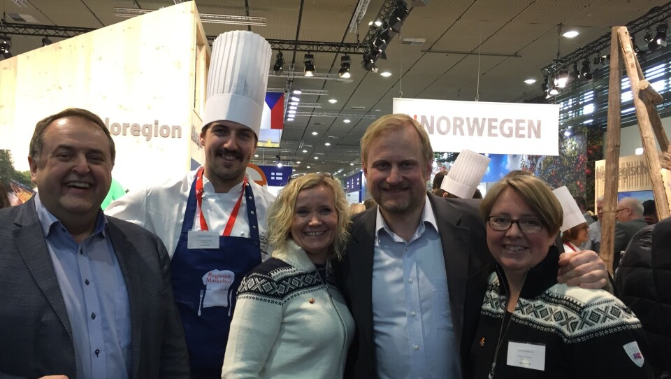 KOSTE SEG PÅ MATMESSE: Fra v. Knut Aandal (Visit Follo/Akershus Reiselivsråd), David Malony (Oscarsborg Hotel & Resort), Monica Grønvoll Aaen (Oscarsborg Hotel & Resort), Eirik Bøe (Hovedutvalgsleder Akershus Fylkeskommune), Hilde Hammer Aukrust (Gården på Svartskog). KOSTE SEG PÅ MATMESSE: Fra v. Knut Aandal (Visit Follo/Akershus Reiselivsråd), David Malony (Oscarsborg Hotel & Resort), Monica Grønvoll Aaen (Oscarsborg Hotel & Resort), Eirik Bøe (Hovedutvalgsleder Akershus Fylkeskommune), Hilde Hammer Aukrust (Gården på Svartskog).