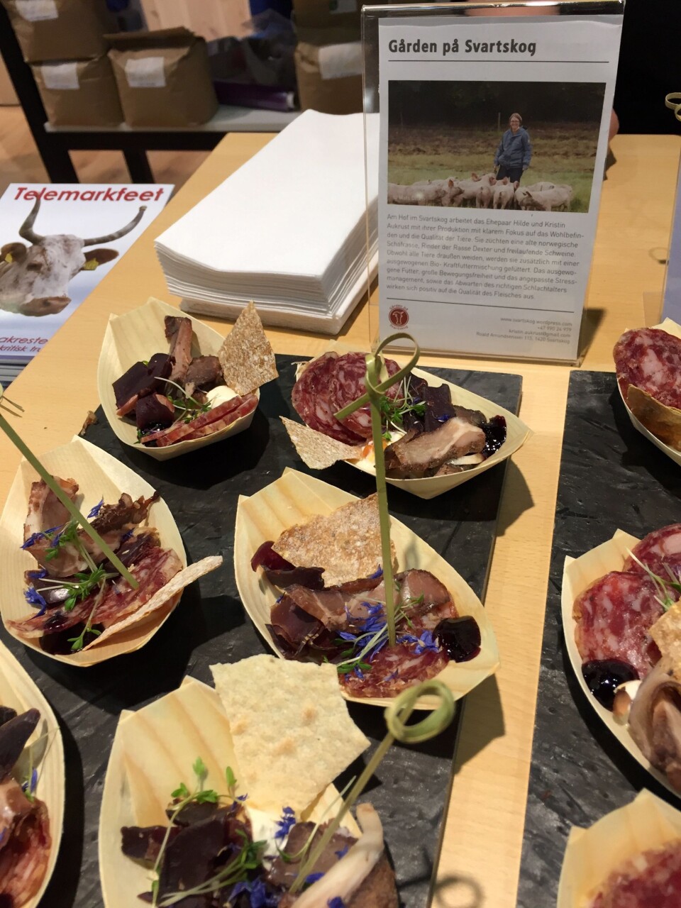 NAMMENAM! SE, SÅ LEKKERT: Lokale smaksprøver gikk unna i Berlin. Samarbeid i Akershus har gjort svin fra Gården på Svartskog til nydelig salami hos Feloni Spekehus. NAMMENAM! SE, SÅ LEKKERT: Lokale smaksprøver gikk unna i Berlin. Samarbeid i Akershus har gjort svin fra Gården på Svartskog til nydelig salami hos Feloni Spekehus.