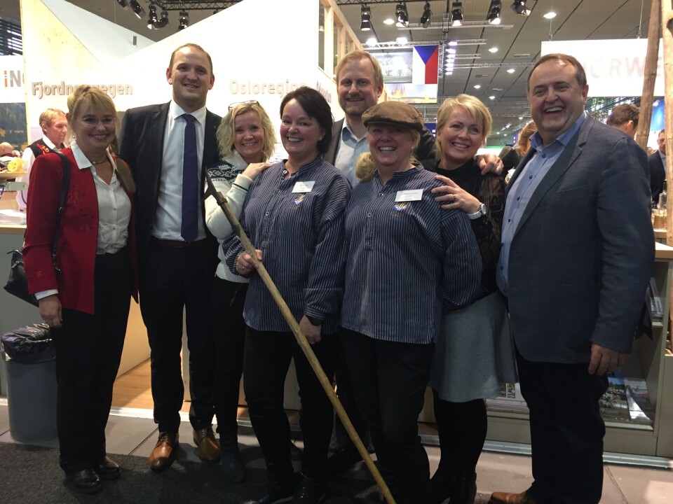 LITT AV EN GJENG: Fra v. Janne Svegården (Akershus Fylkeskommune), Jon Georg Dale (Landbruksminister), Monica Grønvoll Aaen (Oscarsborg Hotel & Resort), Mette Sundal (Fetsund Lenser), Eirik Bøe (Hovedutvalgsleder Akershus Fylkeskommune), Solfrid Lintho Ruud (Festund Lenser), Ninni Aarhus Tranum (Akershus Reiselivsråd), Knut Aandal (Akershus Reiselivsråd). LITT AV EN GJENG: Fra v. Janne Svegården (Akershus Fylkeskommune), Jon Georg Dale (Landbruksminister), Monica Grønvoll Aaen (Oscarsborg Hotel & Resort), Mette Sundal (Fetsund Lenser), Eirik Bøe (Hovedutvalgsleder Akershus Fylkeskommune), Solfrid Lintho Ruud (Festund Lenser), Ninni Aarhus Tranum (Akershus Reiselivsråd), Knut Aandal (Akershus Reiselivsråd).