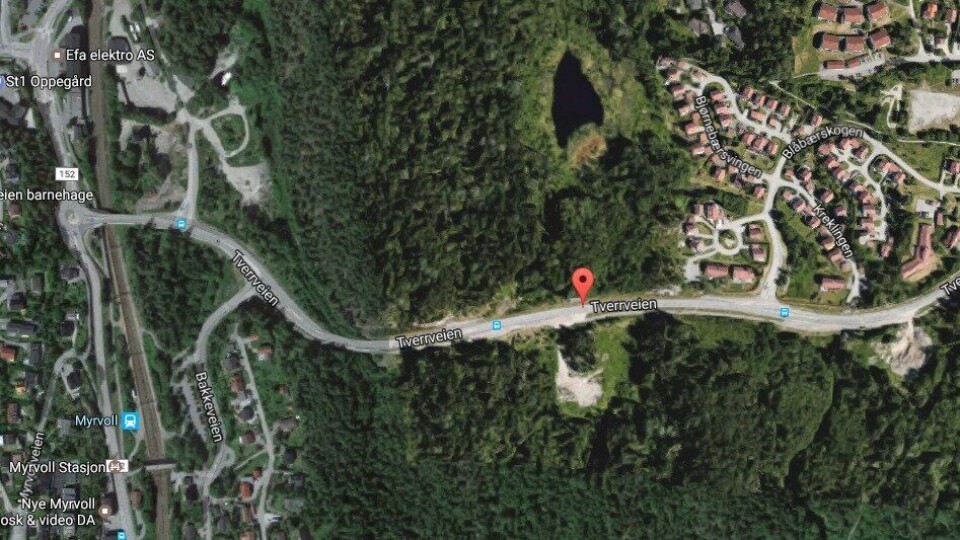 HER SKJEDDE DET: Uhellet skjedde i en sving i Tverrveien. HER SKJEDDE DET: Uhellet skjedde i en sving i Tverrveien.