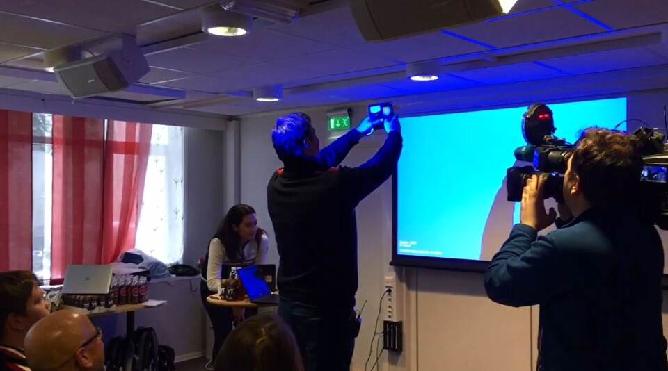 TOK SELFIE: Idrettspresident Tom Tvedt lot ikke sjansen gå fra seg! Han ville foreviges sammen med alle!