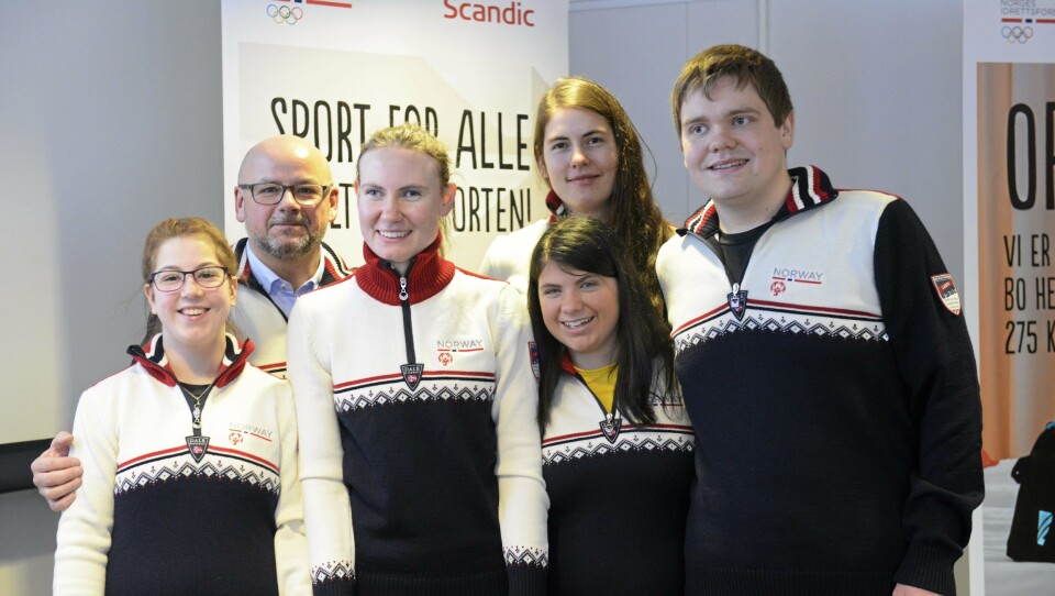 GODE SOM GULL: Lise Kathrin Jensen (f.v.), Johanne Berg, Ida Karine Norstrøm og Eirik Knudsen Gåseidnes, skal gjøre Norge stolte i mars. Bak f.v ser du trenerne Stål Rune Jensen og Camilla Førestveit.