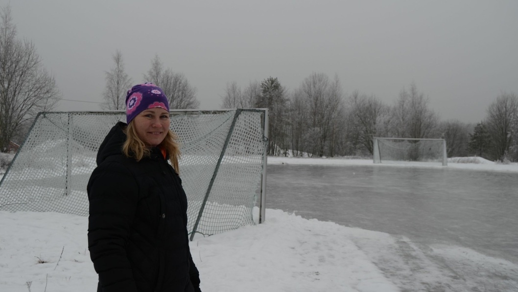 NY SKØYTEIS: – Da kulda kom ble det bra forhold for å legge is, så kommunen har anlagt flere skøytebaner, forteller Heidi Tomten i Oppegård kommune.
